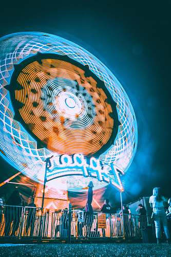 human panning photo of ferris wheel person